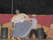 Panamczycy dzielą się swoją lokalna tradycją.