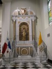 W bocznej kaplicy znajduje się figura głównej patronki Panamy. Przd nią flagi oczekujące najważniejszego gościa.