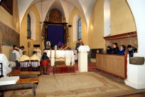 Młodzież przygotowująca się do bierzmowania włączyła sie aktywnie w liturgię