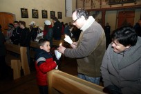 Przekazanie światła rodzicom przed liturgią chrzcielną