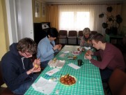 Uczestnicy grupy rekolekcyjnej przygotowują pisanki na śniadanie wielkanocne