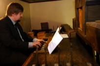 mgr Marcin Łęcki na zakończenie konferencji wykonuje koncert organowy