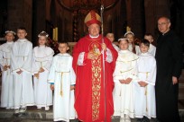 Po uroczystej liturgii pamiątkowe zdjęcie z biskupem Bogdanem Wojtusiem