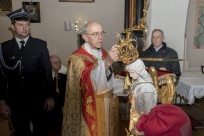 Symboliczne nałożenie korony, jako gest przekazania władzy św.Michałowi Archaniołowi.