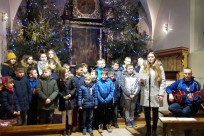 Na zakończenie Mszy św. dzieci stworzyły chór śpiewający kolędy