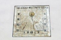 Zegar słoneczny na ścianie kościoła w Wadowicach z zaznaczoną datą śmierci Jana Pawła II.
