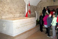 Przy najnowszym grobowcu prezydenta Lecha Kaczyńskiego i jego małżonki.