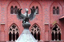 Pelikan - symbol eucharystyczny na dziedzińcu zamkowym